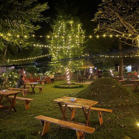 Hotel Tharu Garden, Sauraha Luaran gambar