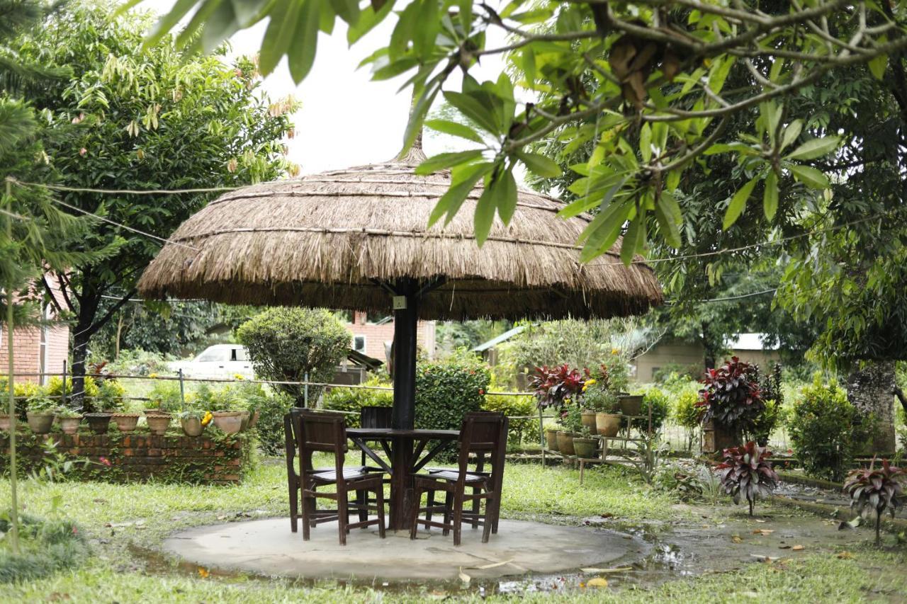 Hotel Tharu Garden, Sauraha Luaran gambar
