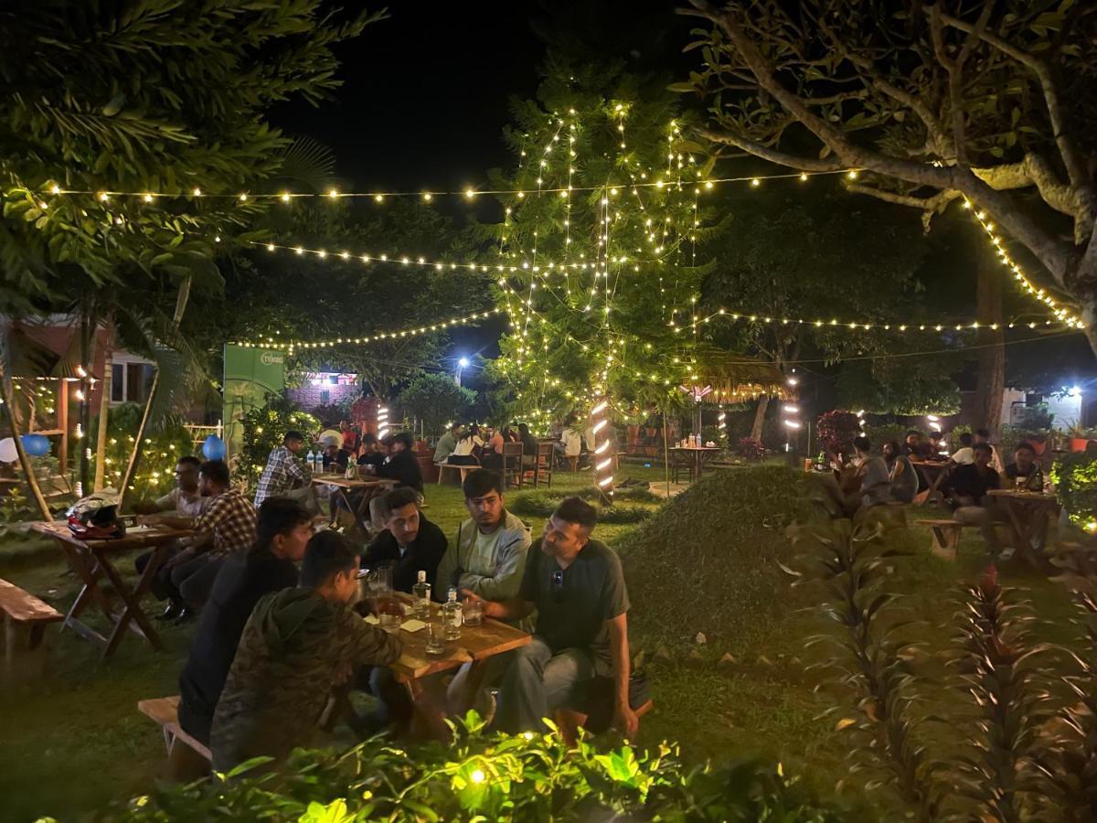 Hotel Tharu Garden, Sauraha Luaran gambar