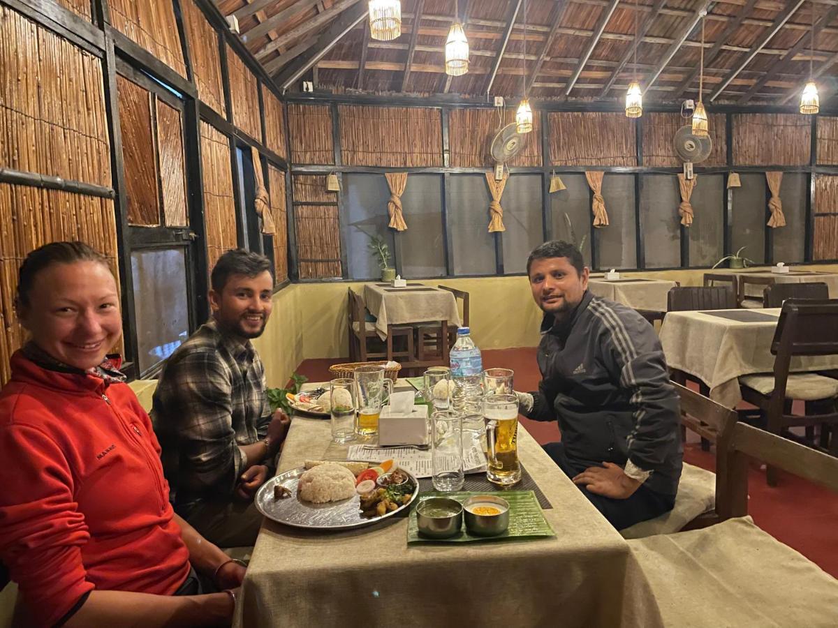 Hotel Tharu Garden, Sauraha Luaran gambar