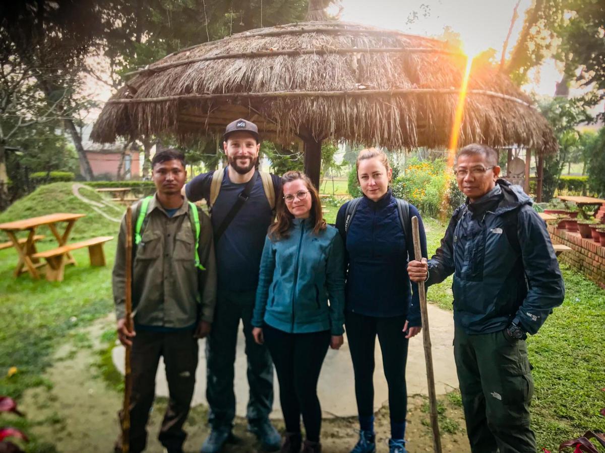 Hotel Tharu Garden, Sauraha Luaran gambar