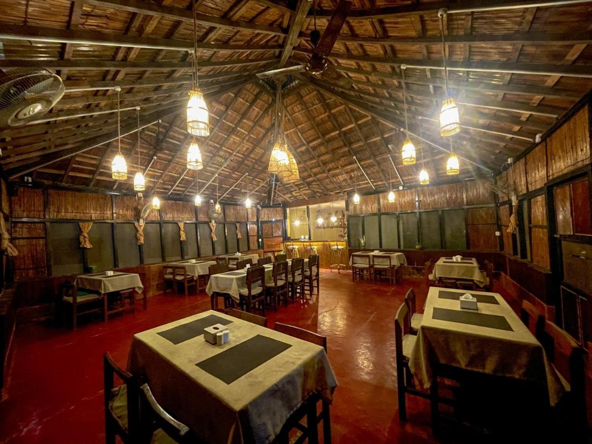 Hotel Tharu Garden, Sauraha Luaran gambar