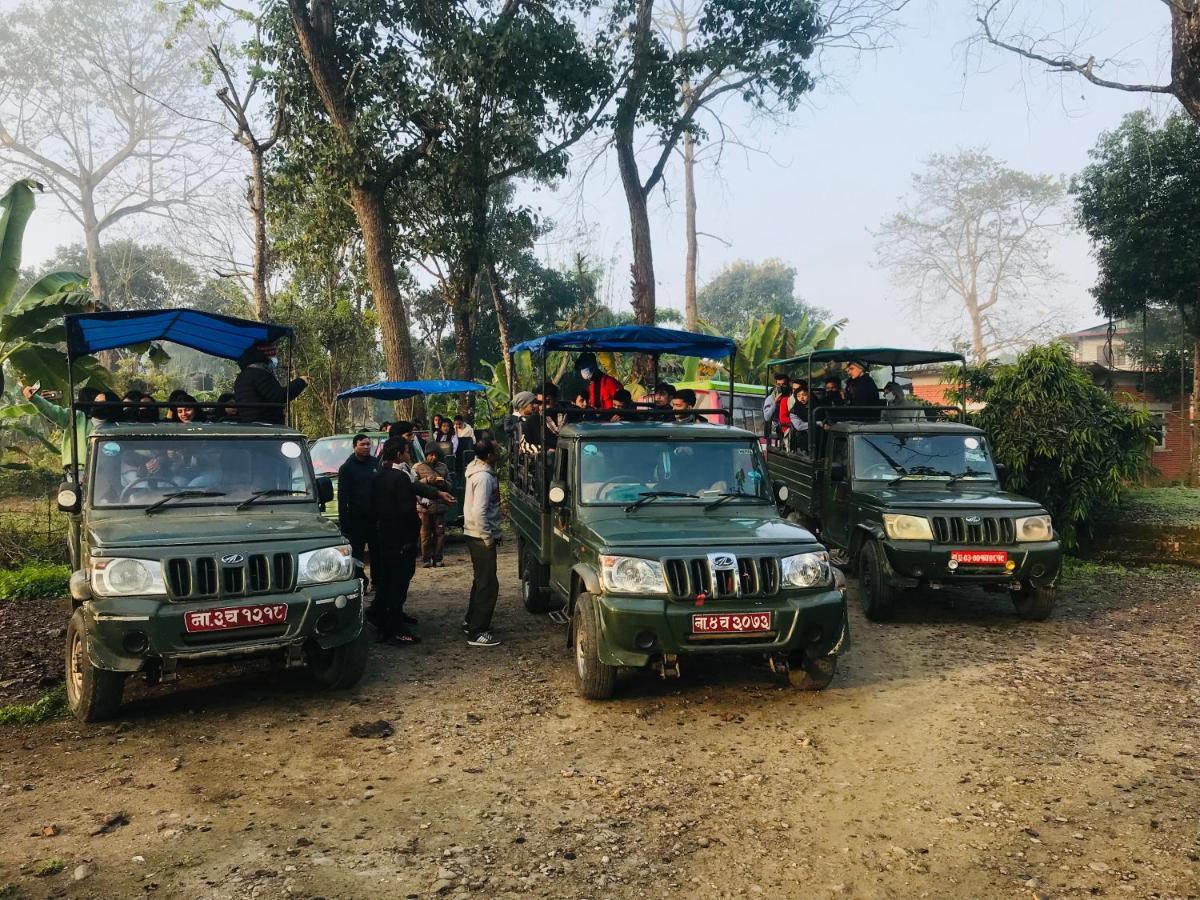 Hotel Tharu Garden, Sauraha Luaran gambar