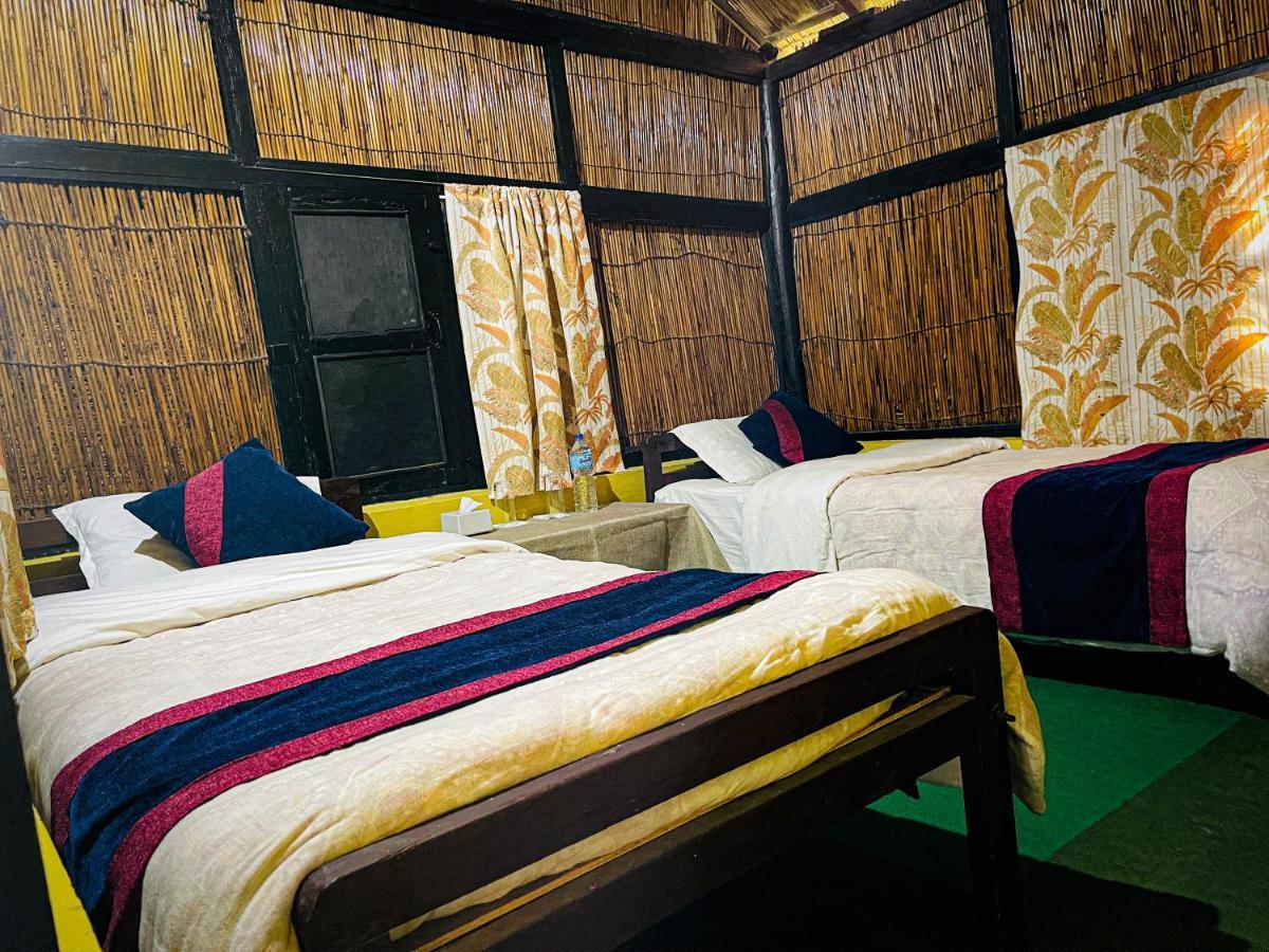 Hotel Tharu Garden, Sauraha Luaran gambar
