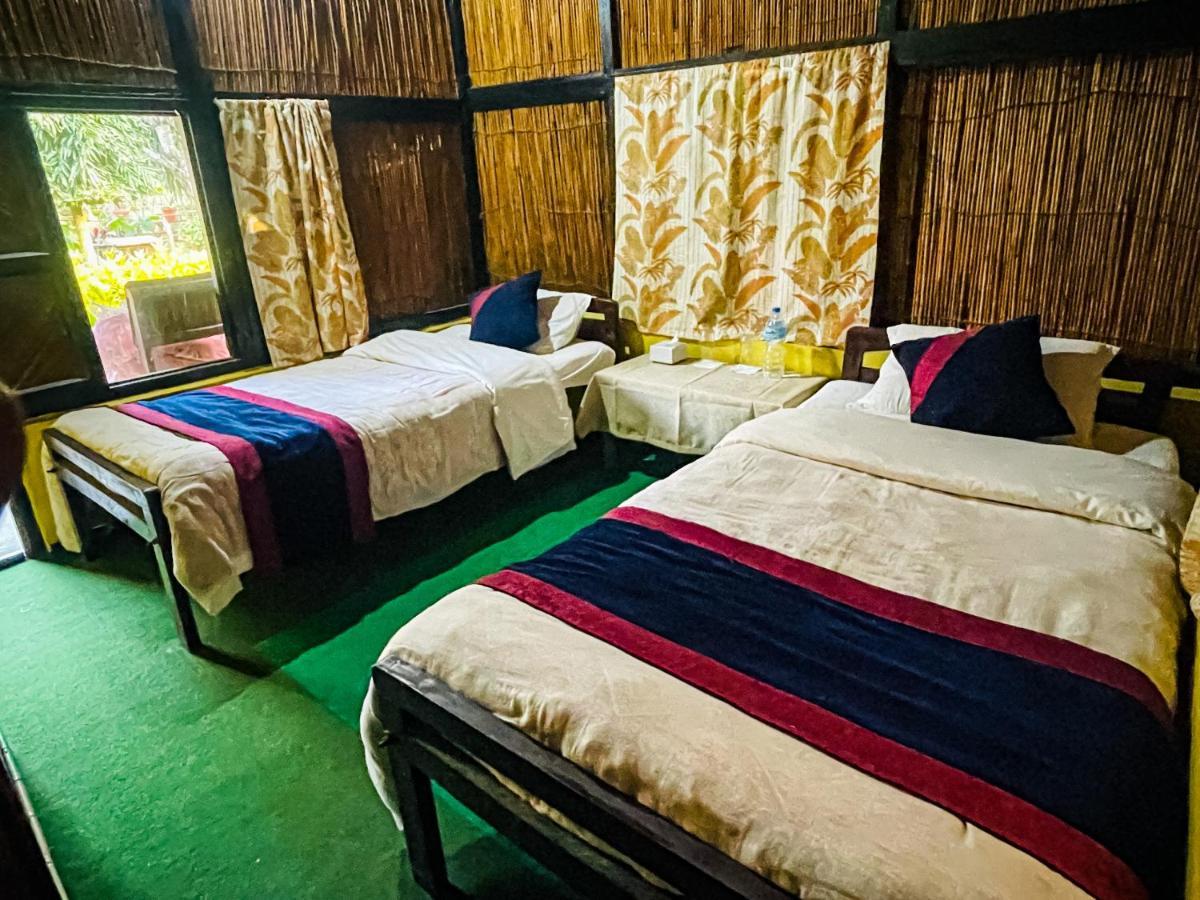 Hotel Tharu Garden, Sauraha Luaran gambar