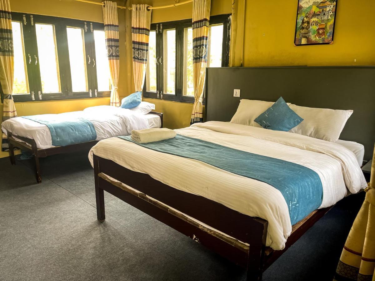 Hotel Tharu Garden, Sauraha Luaran gambar