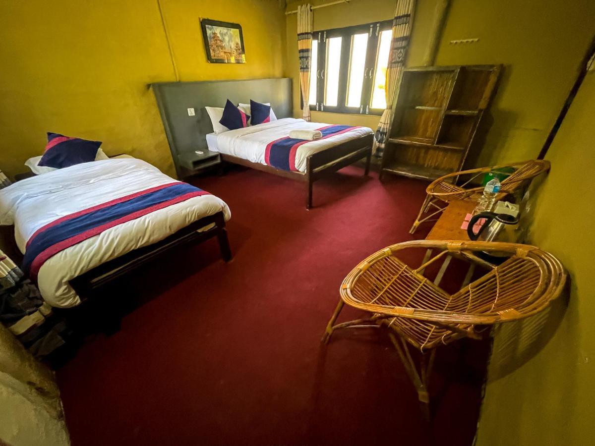 Hotel Tharu Garden, Sauraha Luaran gambar