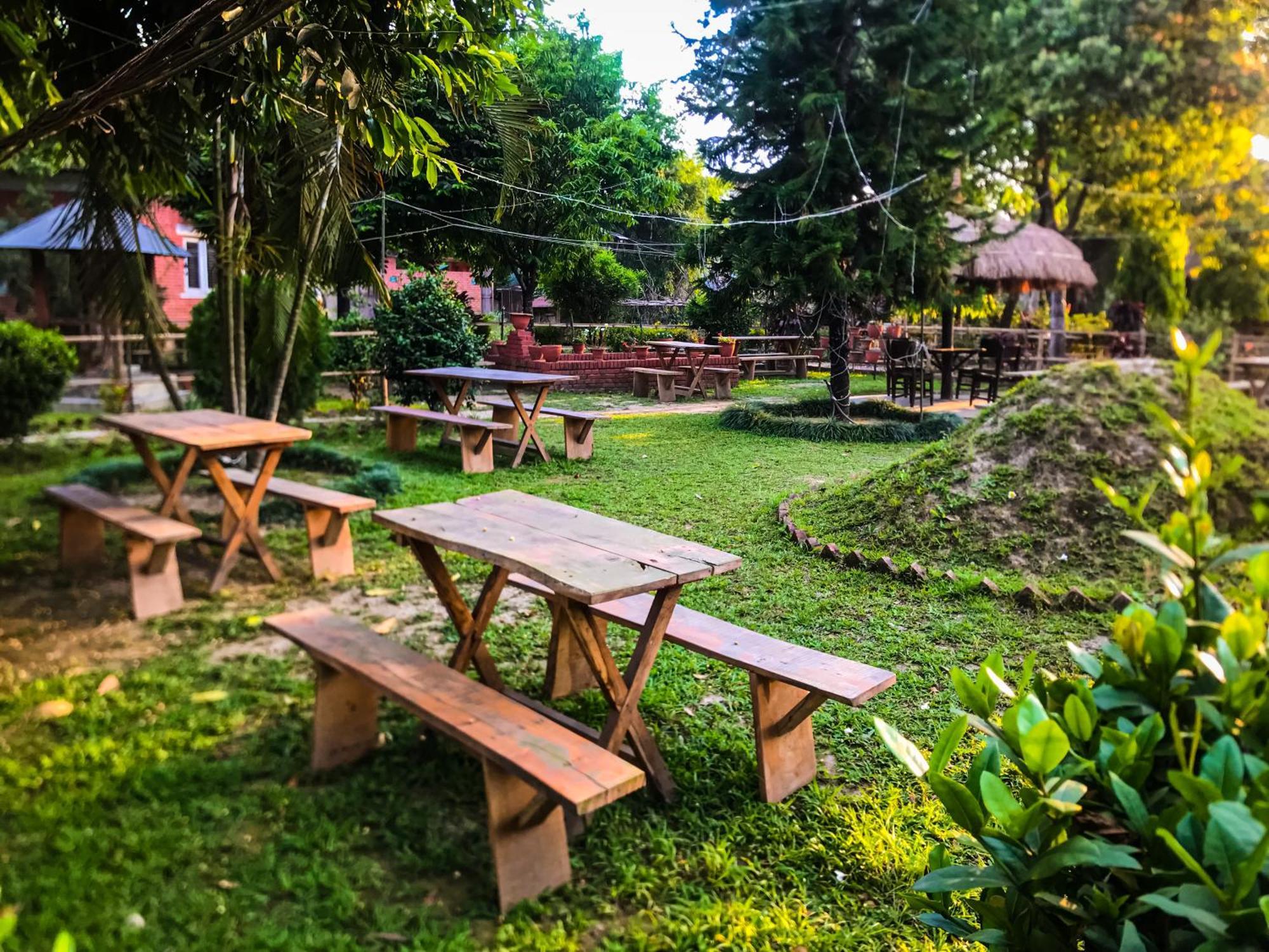 Hotel Tharu Garden, Sauraha Luaran gambar