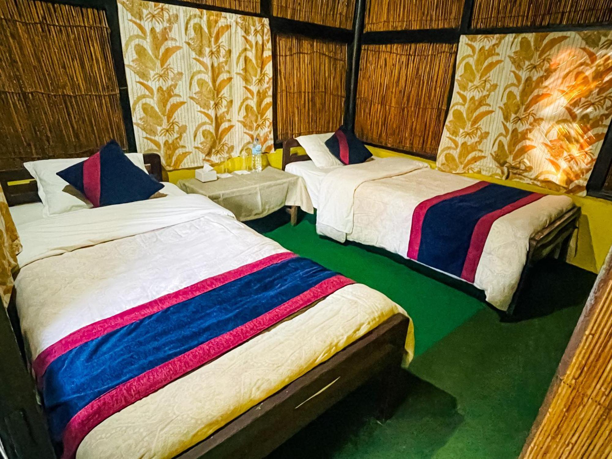 Hotel Tharu Garden, Sauraha Bilik gambar