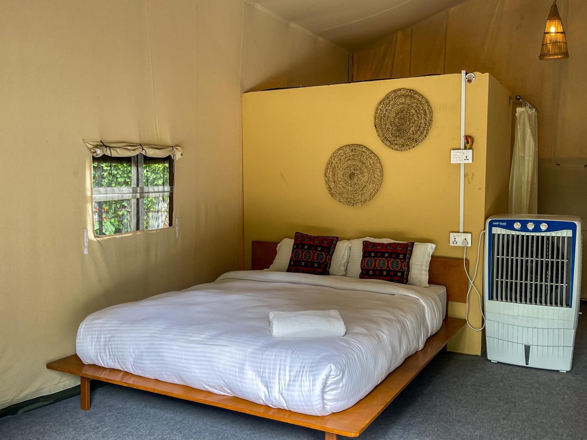 Hotel Tharu Garden, Sauraha Luaran gambar