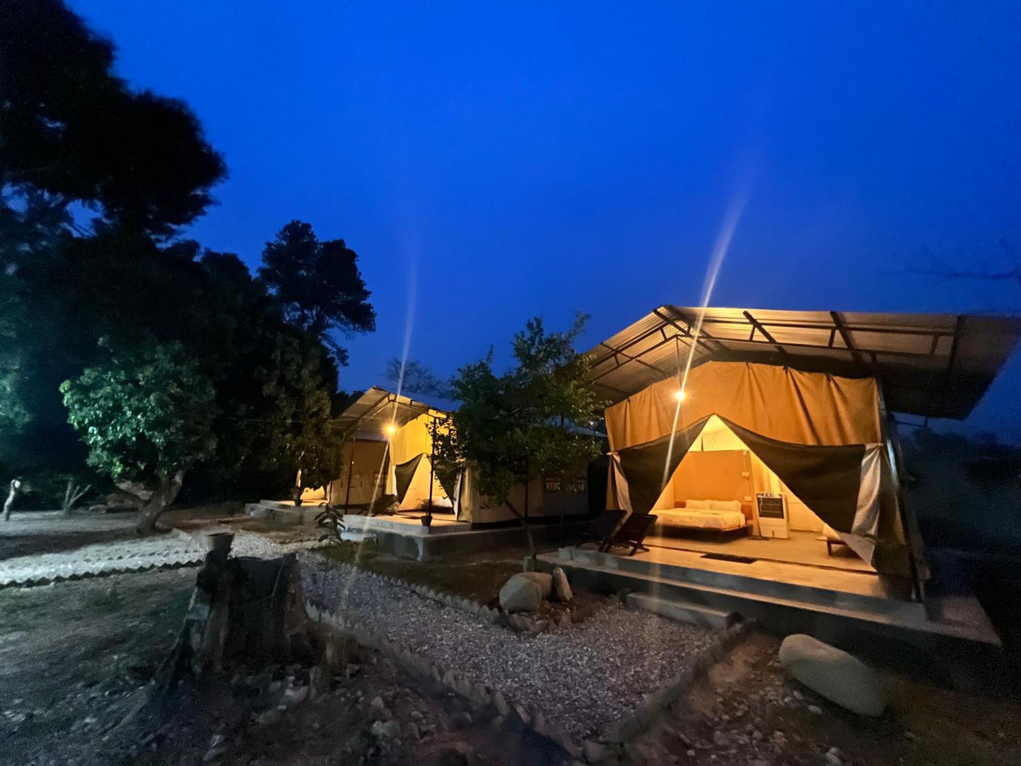 Hotel Tharu Garden, Sauraha Luaran gambar