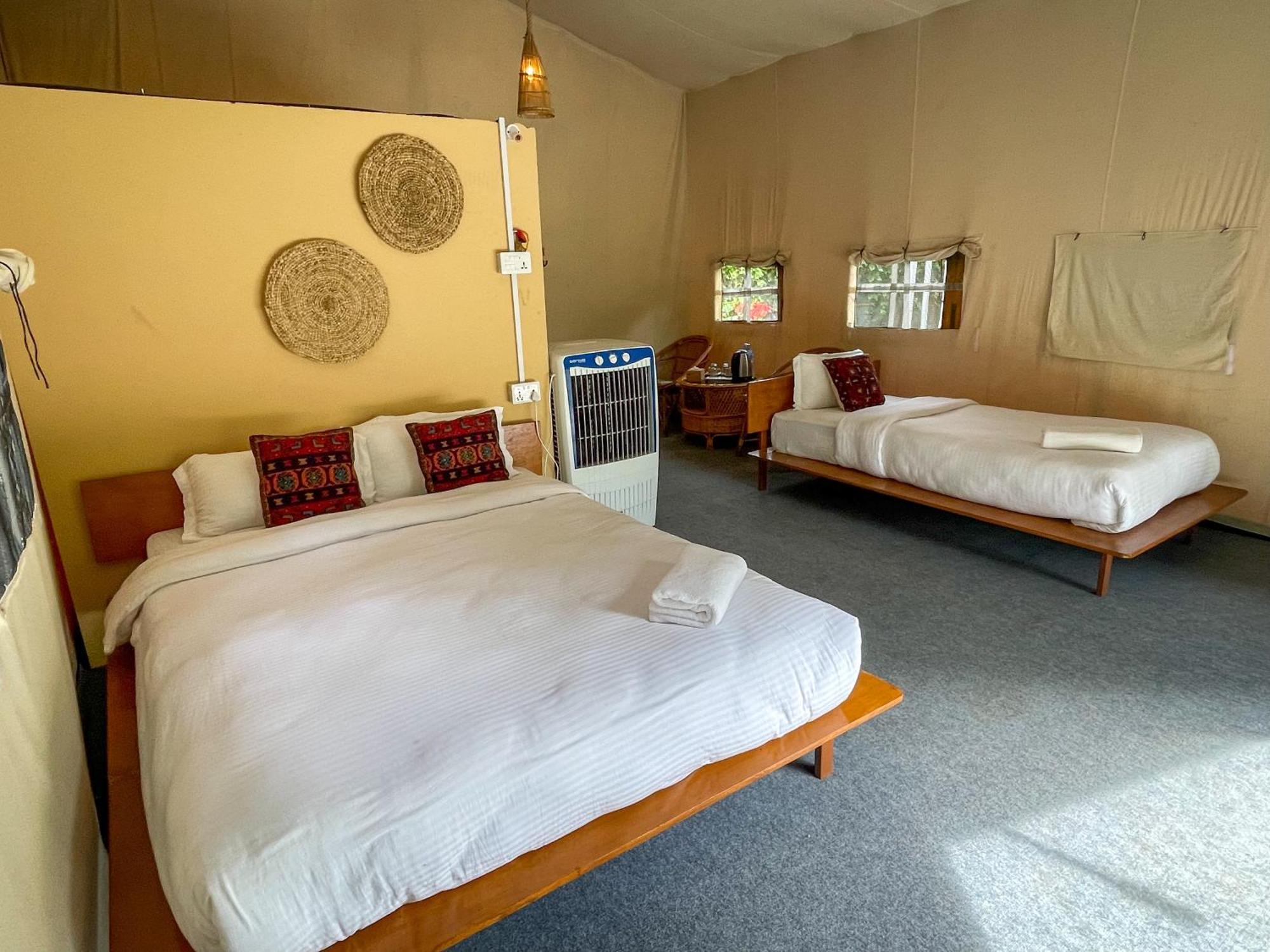 Hotel Tharu Garden, Sauraha Luaran gambar